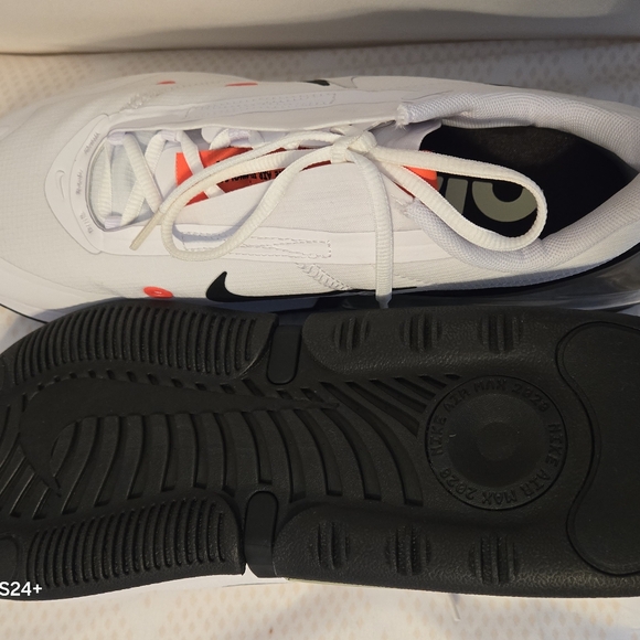 Nike - Picture 3 of 4